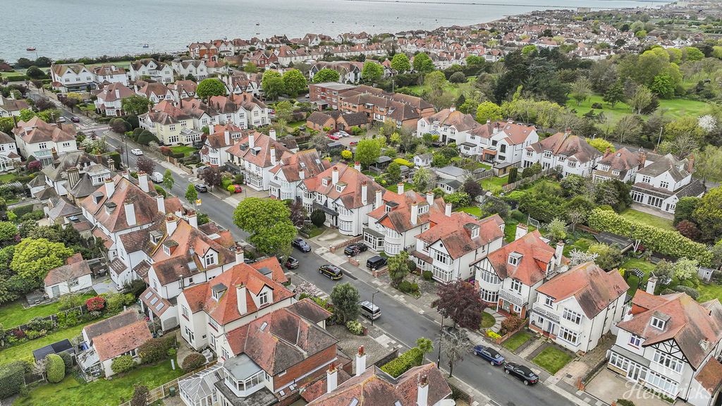 Property photo 2 of 39