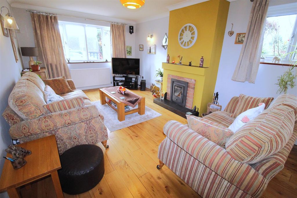 Property photo 2 of 21 Lounge