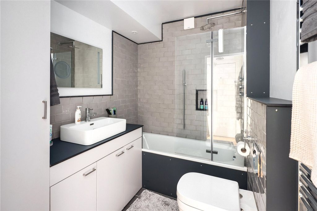 Property photo 3 of 13 Bathroom