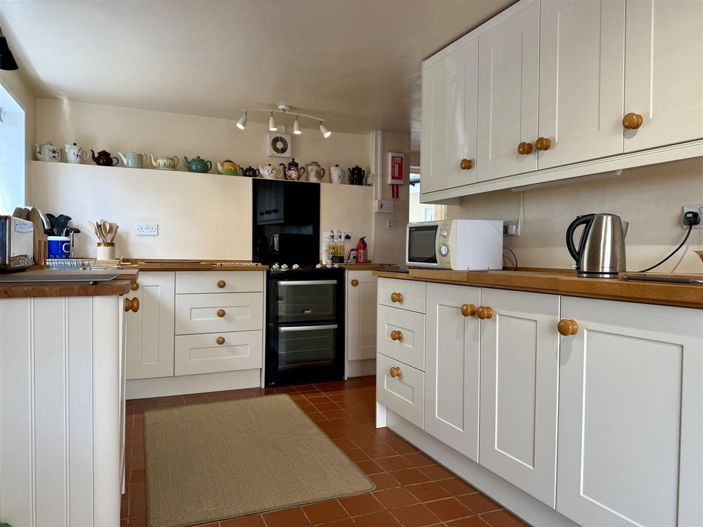 Property photo 2 of 28