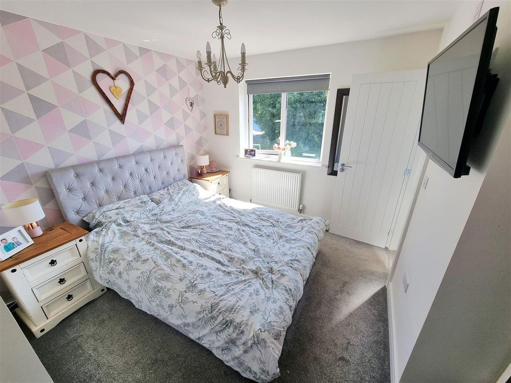 Property photo 3 of 11 Bed 1.Jpg