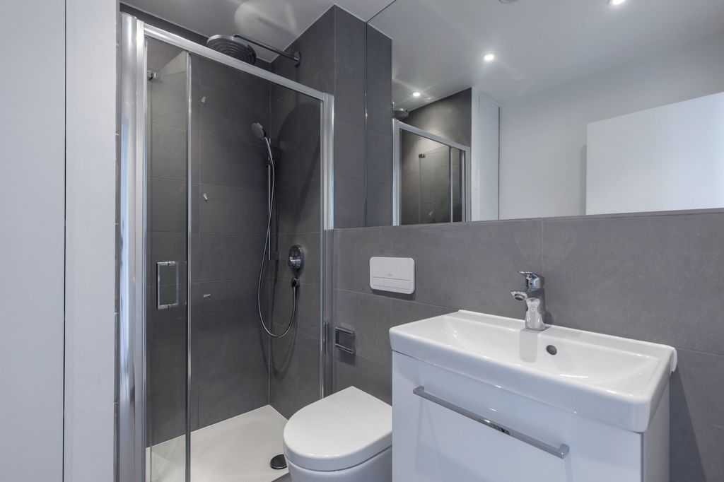 Property photo 3 of 6 Bathroom