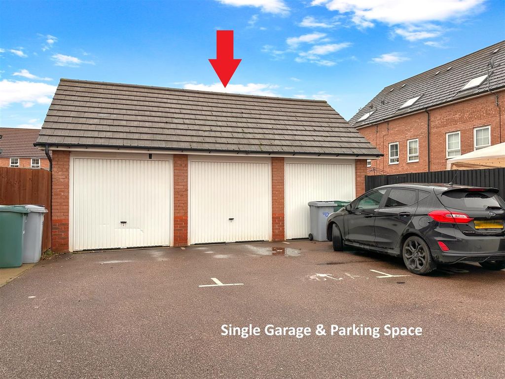 Property photo 3 of 22 Single Garage & Parking Space 450