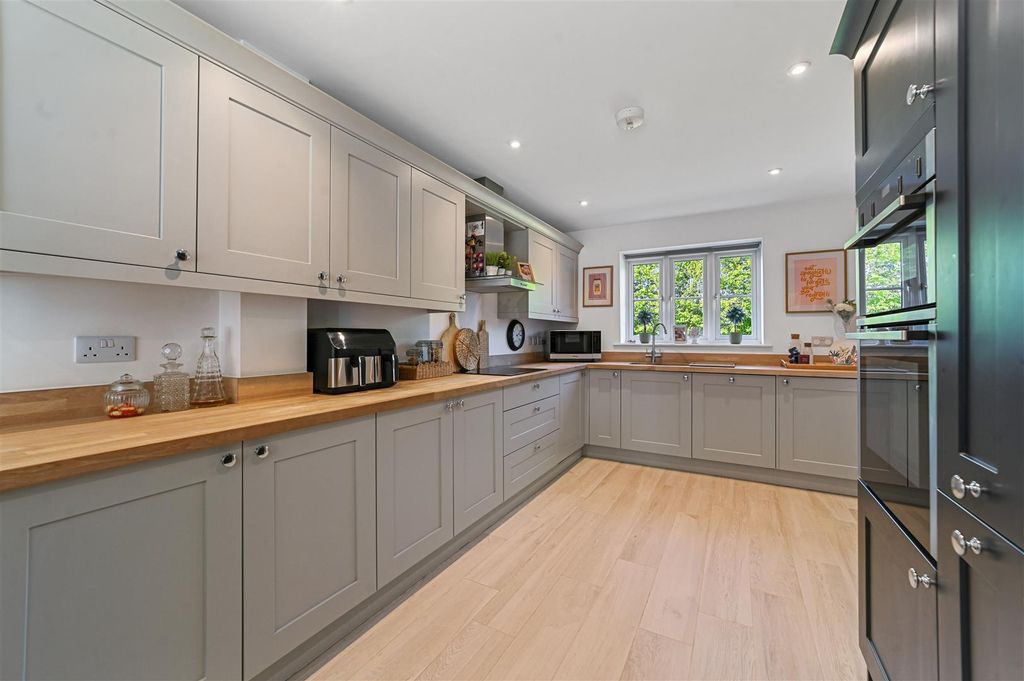 Property photo 3 of 18 Kitchen