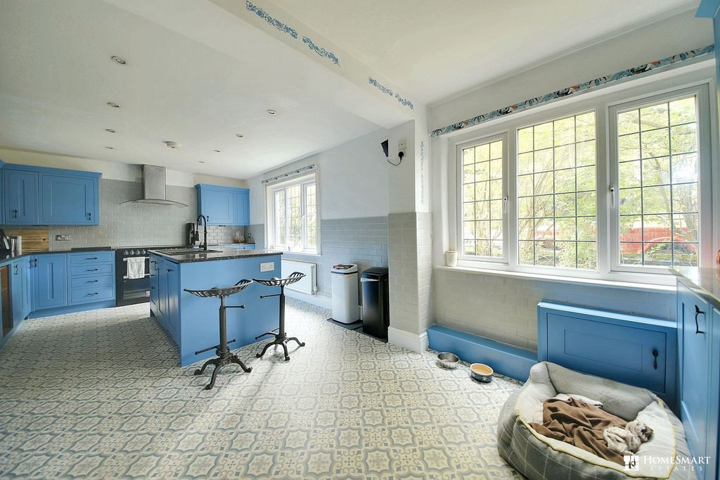 Property photo 3 of 31 Kitchen