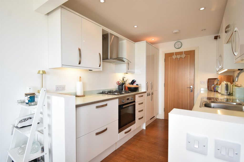 Additional image 21 of 2 bed flat for saleRock-A-Nore Road, Hastings TN34