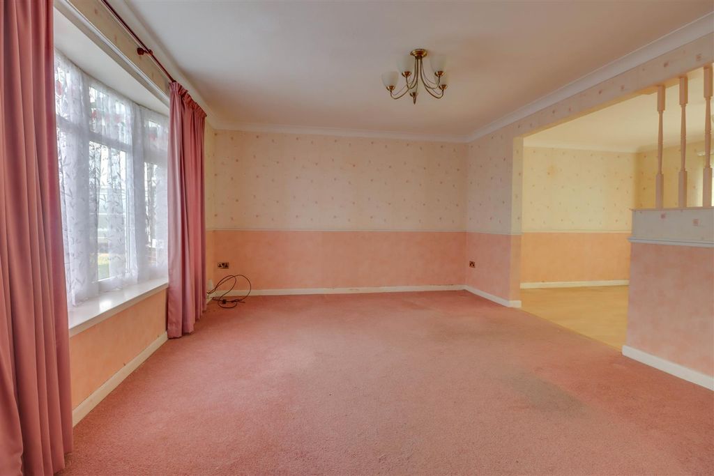 Property photo 3 of 17 26 Toppesfield Avenue Interior.Jpg