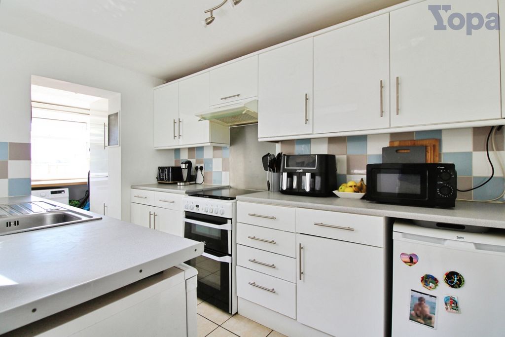 Property photo 3 of 20 Kitchen