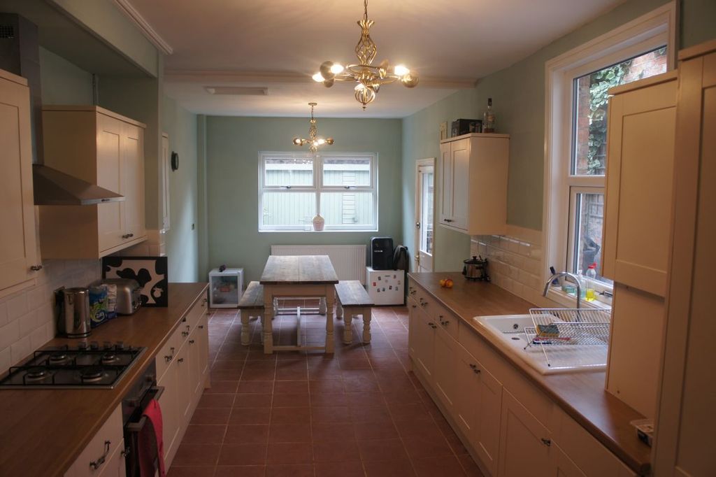 Property photo 1 of 5 16Hr Kitchen