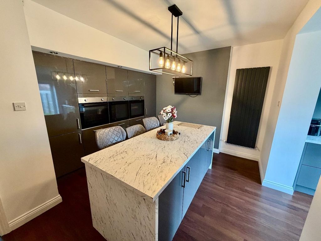 Property photo 3 of 10 Kitchen