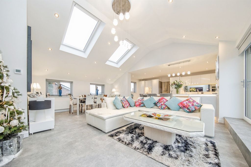 Property photo 3 of 31