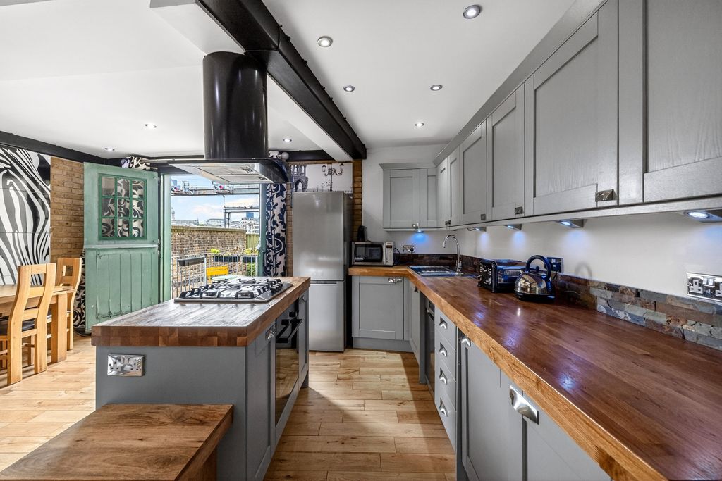 Property photo 3 of 20 Kitchen