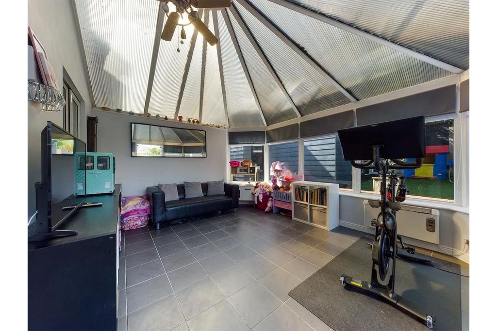 Property photo 2 of 23