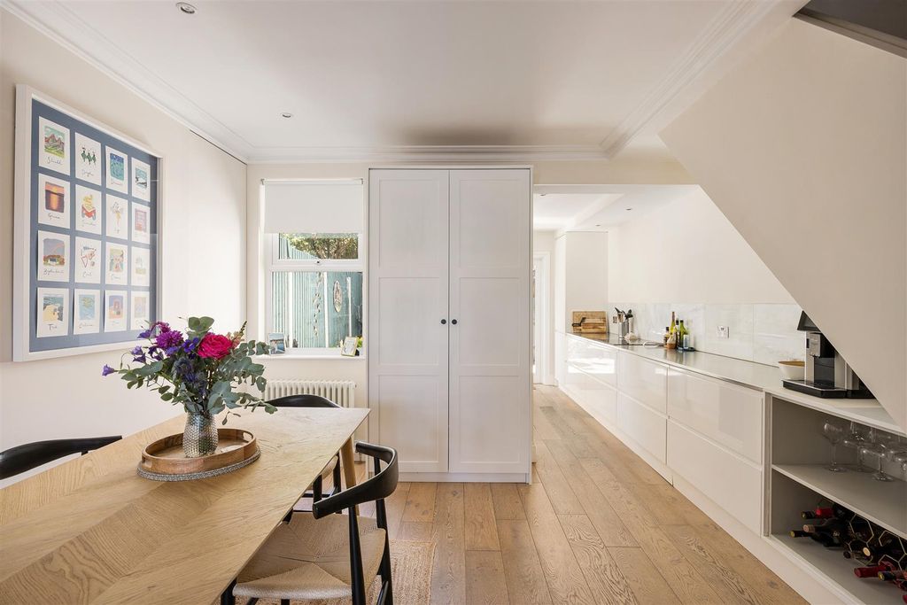 Property photo 3 of 33 Springfield Road, E4