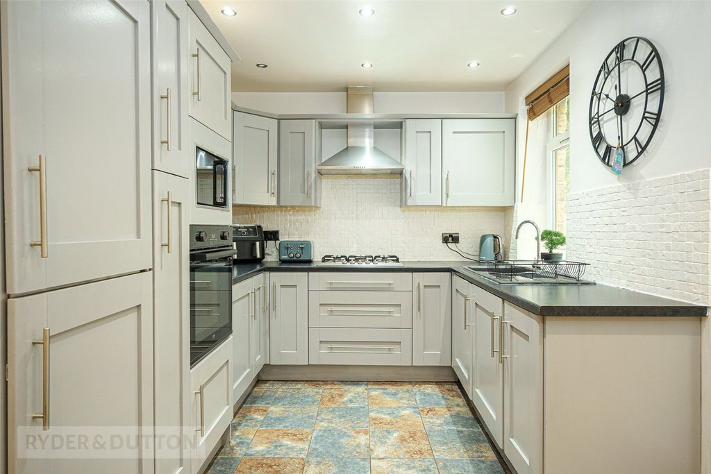 Property photo 3 of 18 Kitchen