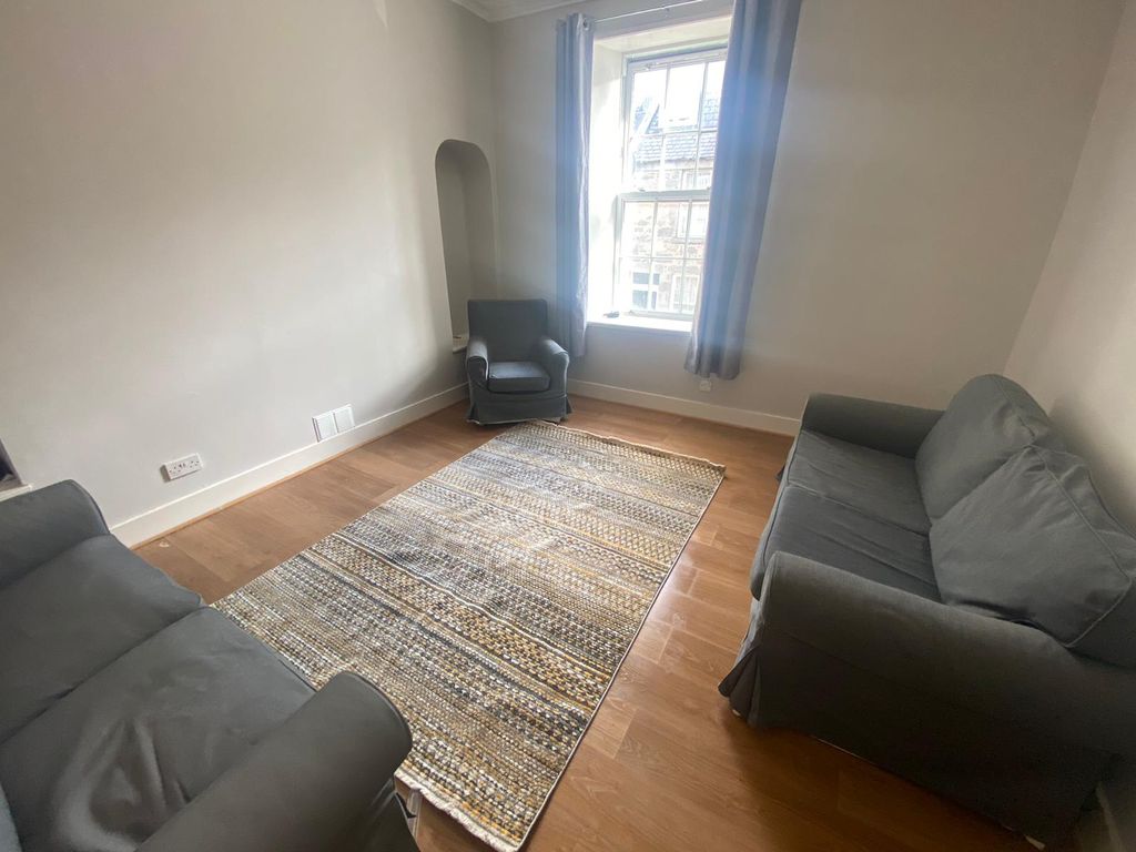 Property photo 1 of 7 Livingroom