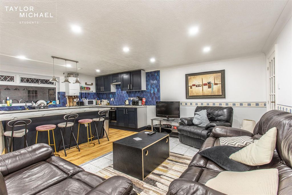 Property photo 3 of 28 Living Room