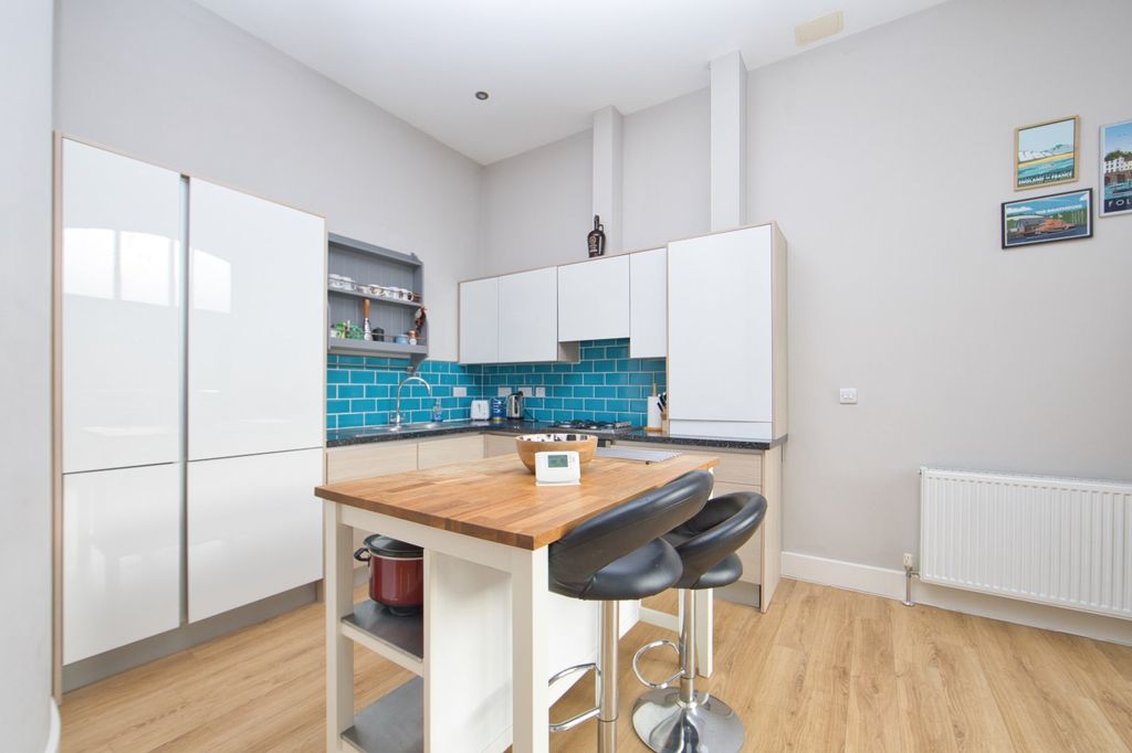 Property photo 3 of 12 Picture 3