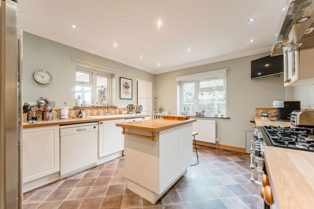 Property photo 3 of 25