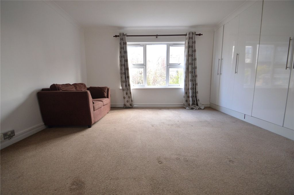 Property photo 3 of 6 Lounge/Bedroom