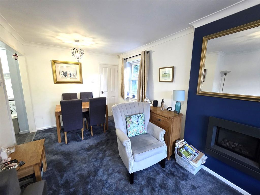 Property photo 3 of 8 Lounge