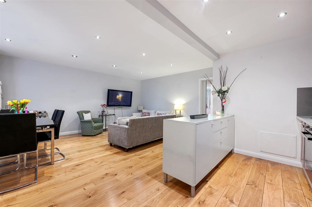Property photo 3 of 8 Elsham Road - Receptiond1 (1).Jpg
