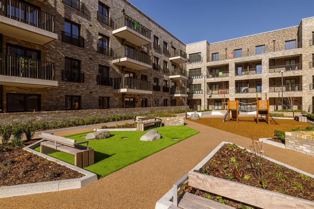 Property photo 2 of 34 Forest Road, E17