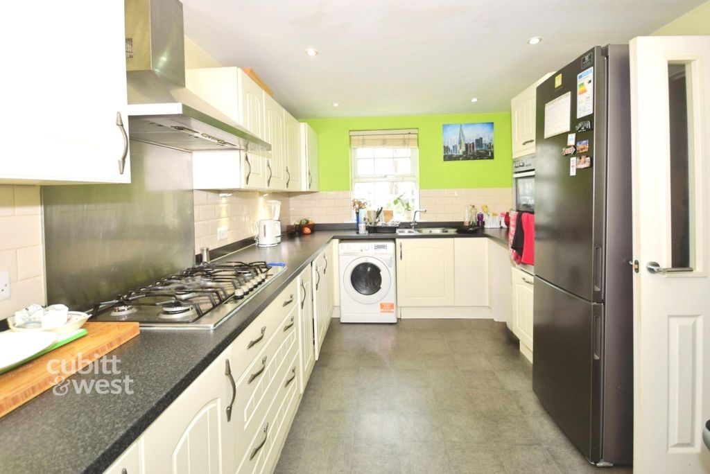 Property photo 2 of 9 Kitchen (Shared)