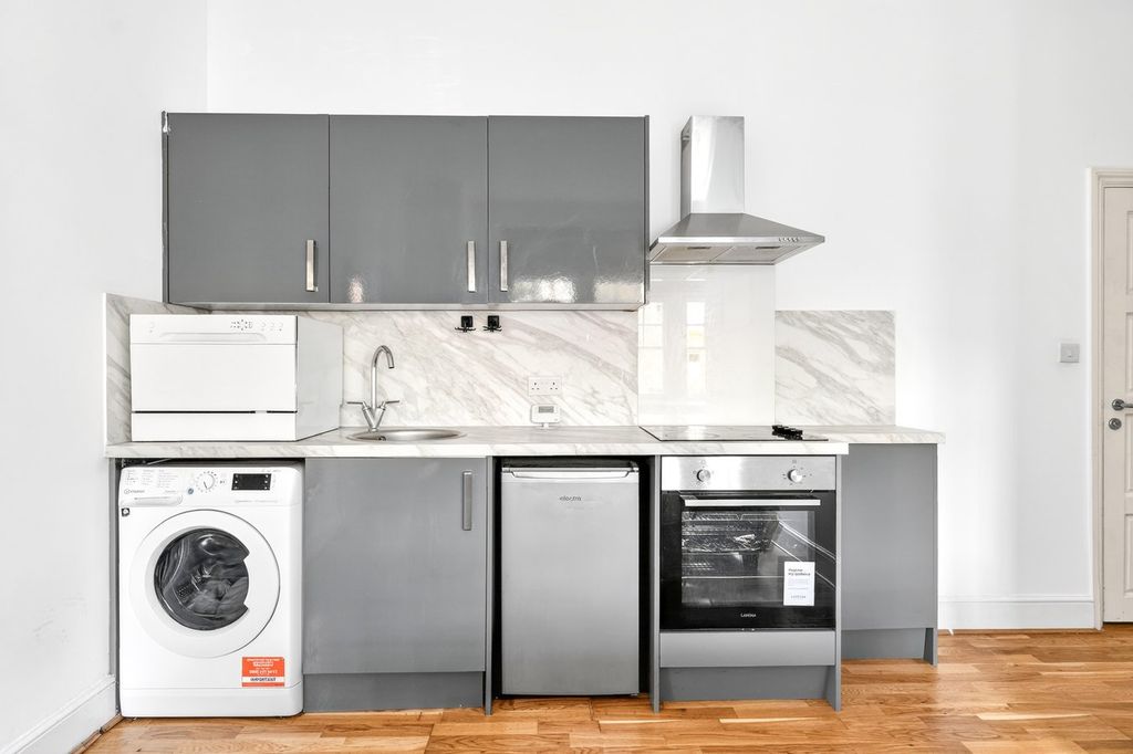 Property photo 2 of 8 Kicthen