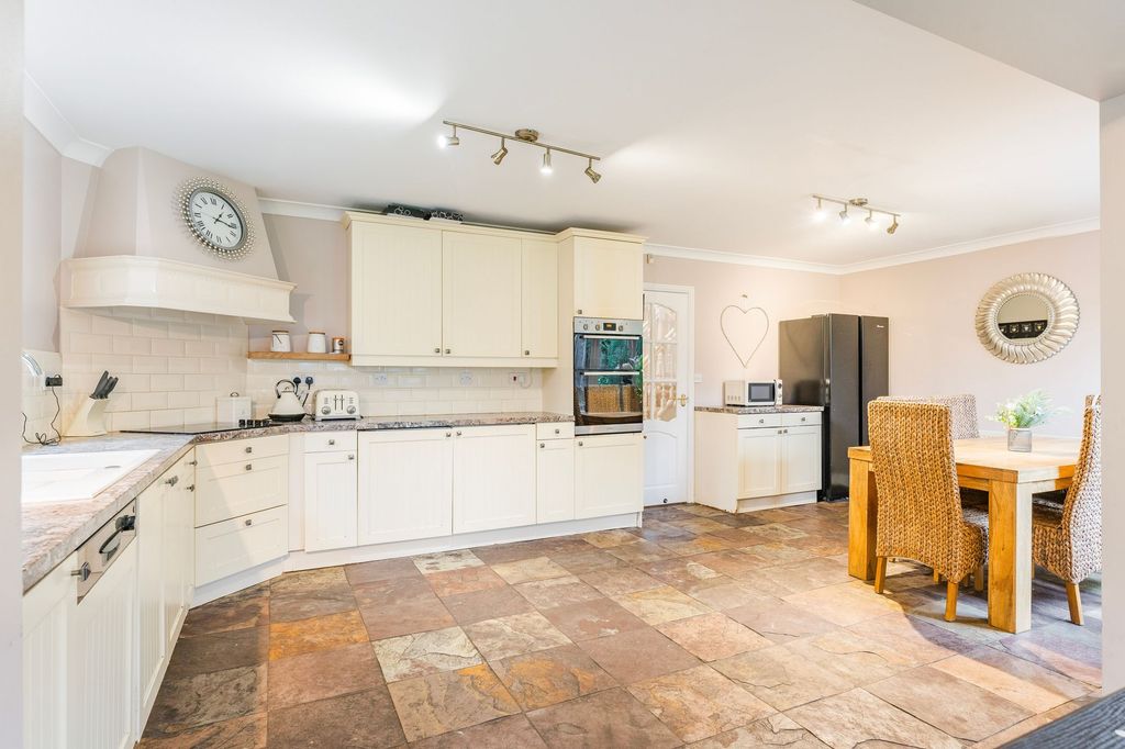 Property photo 2 of 25