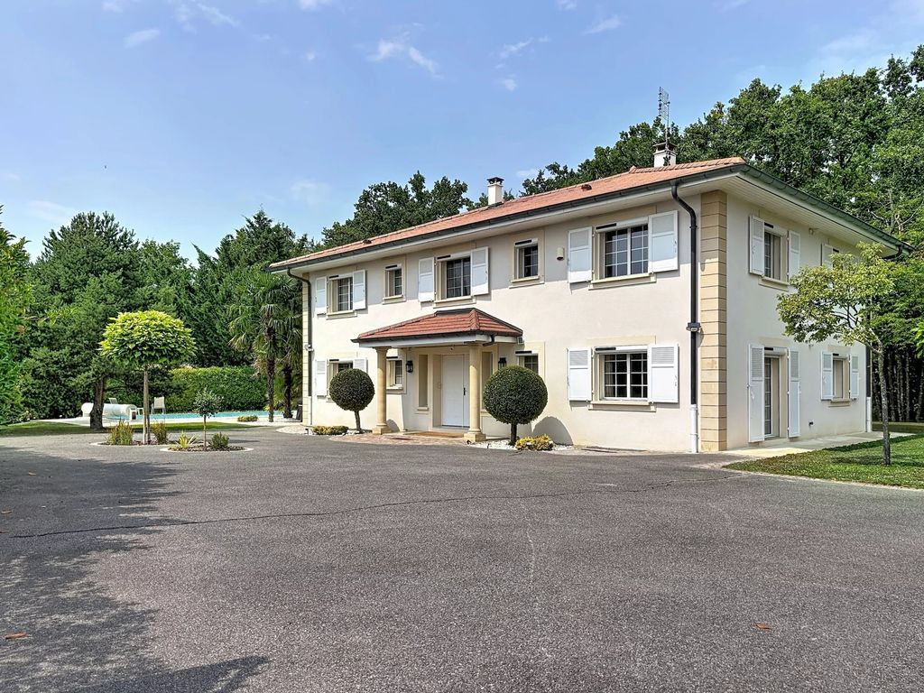 Property photo 1 of 13 Veigy-Foncenex – Manor-Style House With Swimming Pool – 2,400 Square Metre Plot – 4 Bedrooms