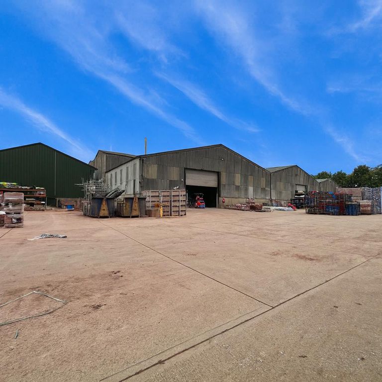 Property photo 2 of 5 Industriele Opslagplaats Onder Blauwe Lucht.Png