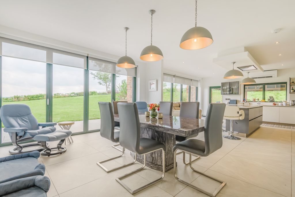 Property photo 2 of 26 8690772-Interior24