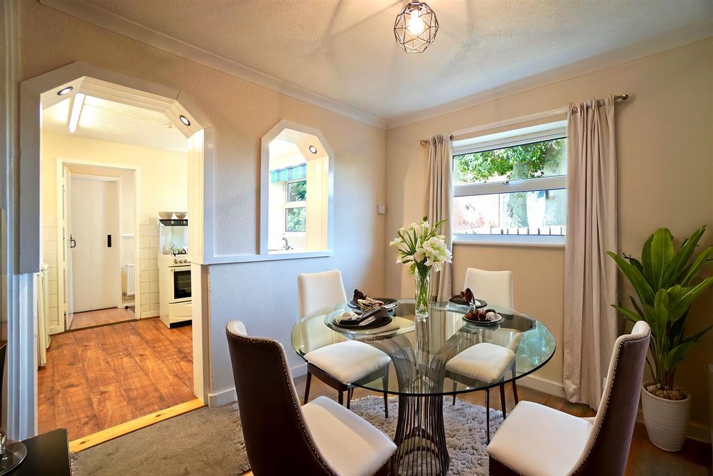 Property photo 2 of 11 Dining Room