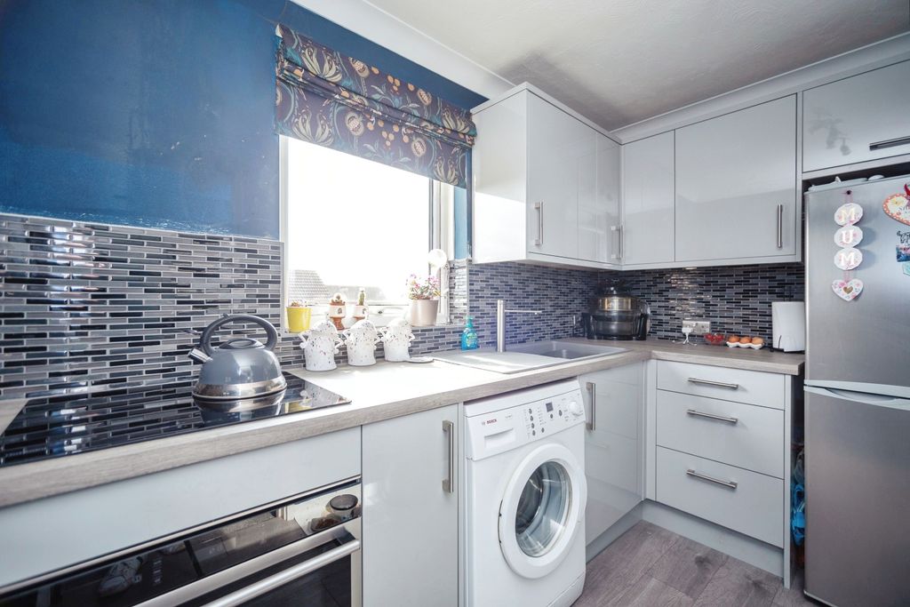 Property photo 3 of 10 Kitchen