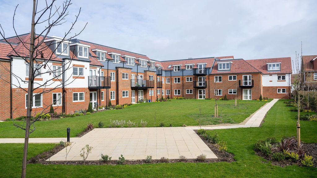 Property photo 1 of 8 Bond Lodge Gardens.Jpg