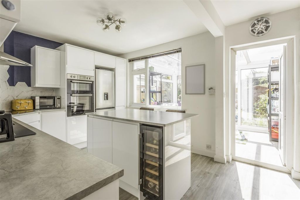 Property photo 2 of 35 16 Stanley Road-4.Jpg