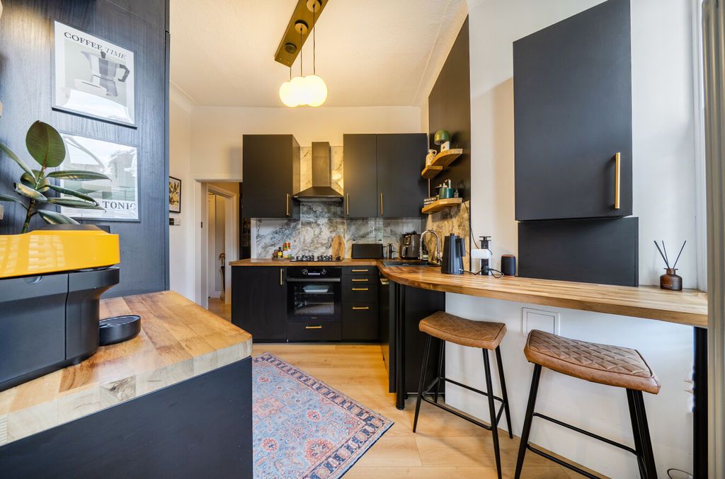 Property photo 3 of 19 Kitchen Breakfast Bar