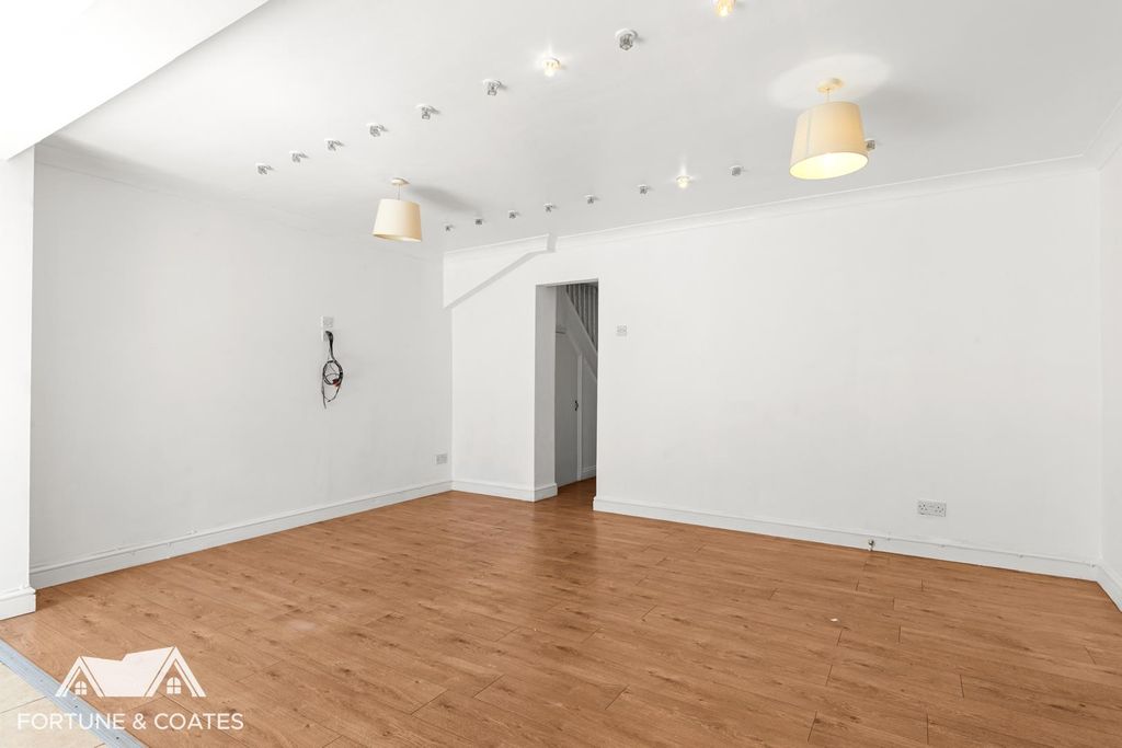Property photo 3 of 23 Victoriagate_4.Jpg