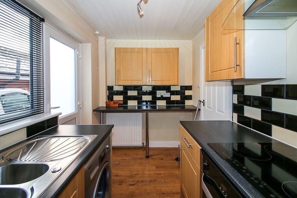 Property photo 3 of 7 Kitchen