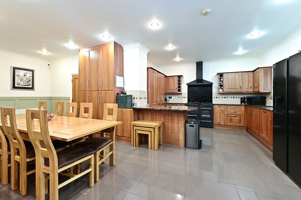 Property photo 2 of 23 Picture No. 15