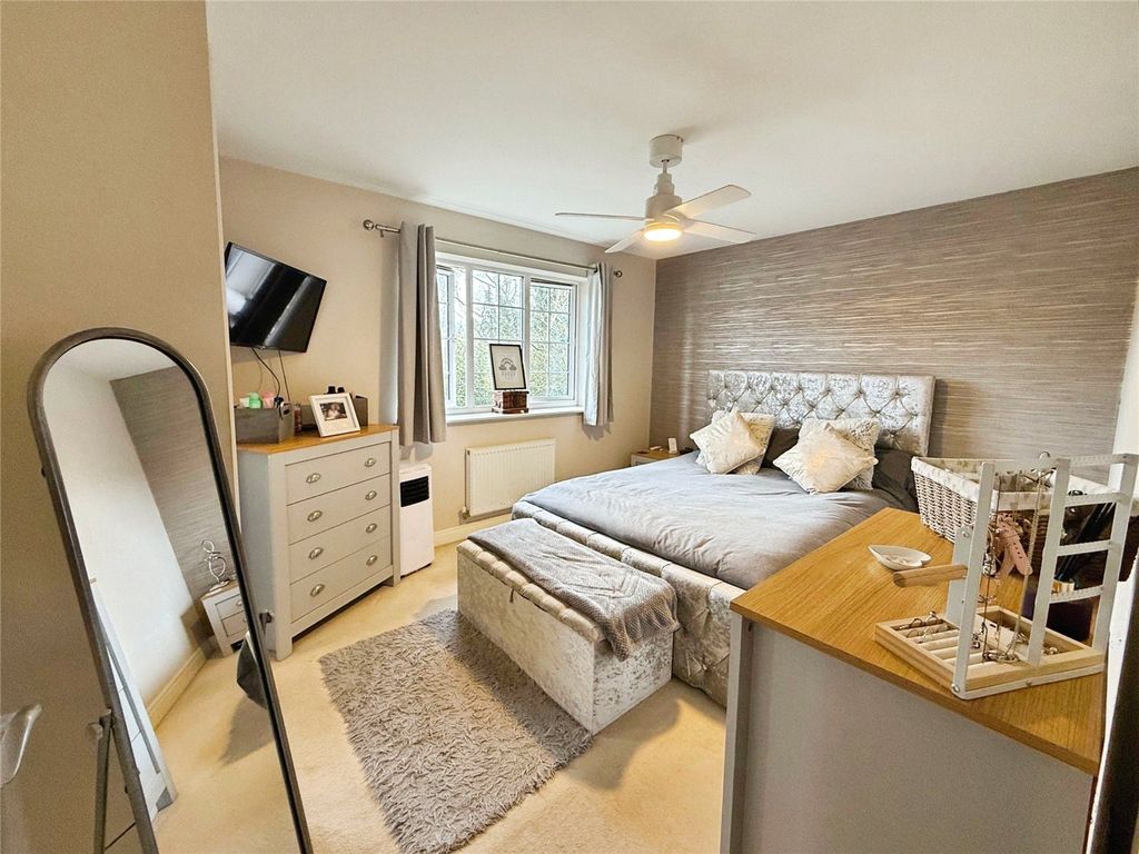 Property photo 2 of 18 Bedroom 1