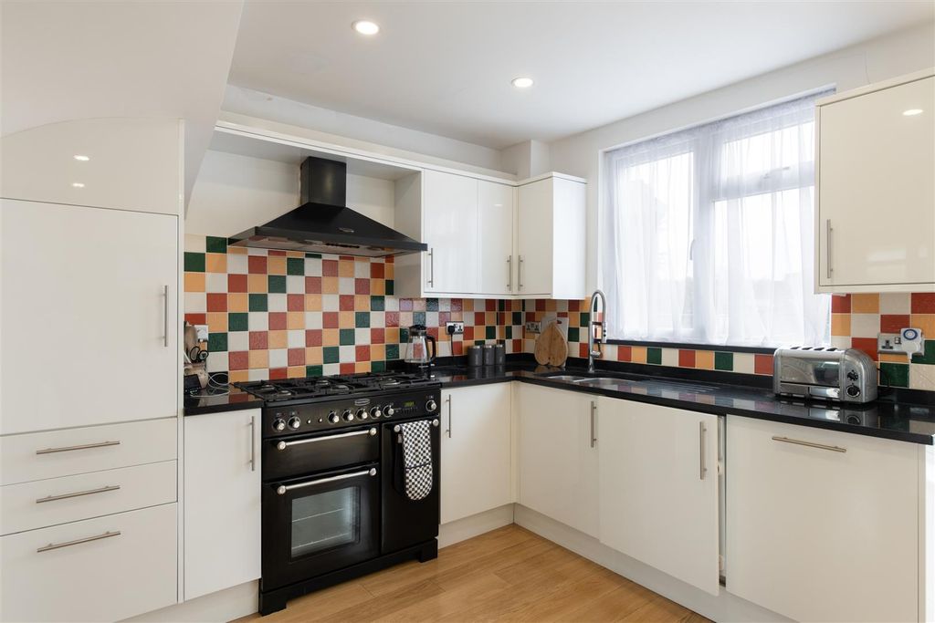 Additional image 7 of 3 bed terraced house for saleLinden Way, London N14