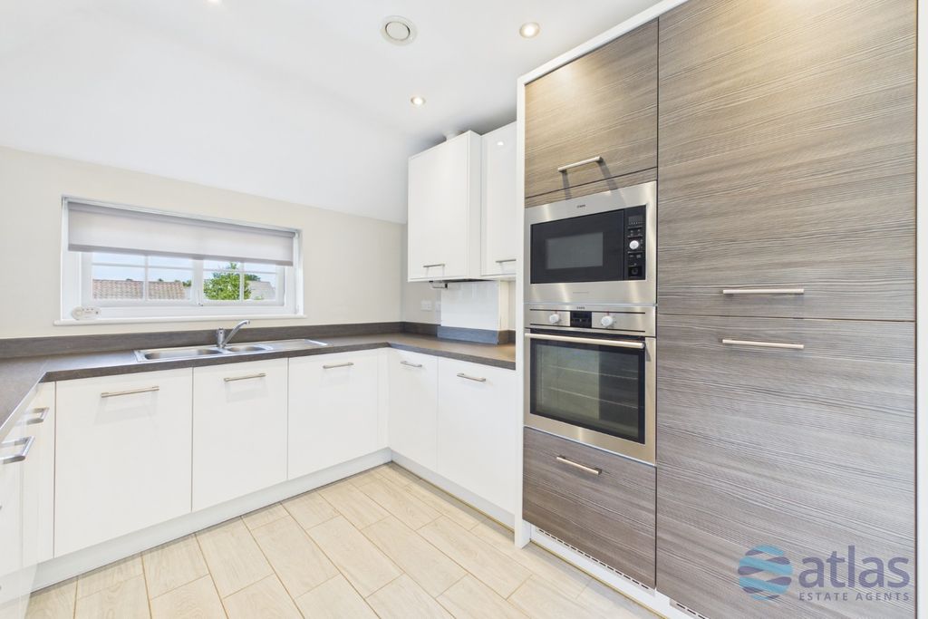 Property photo 2 of 17 Kitchen/Lounge