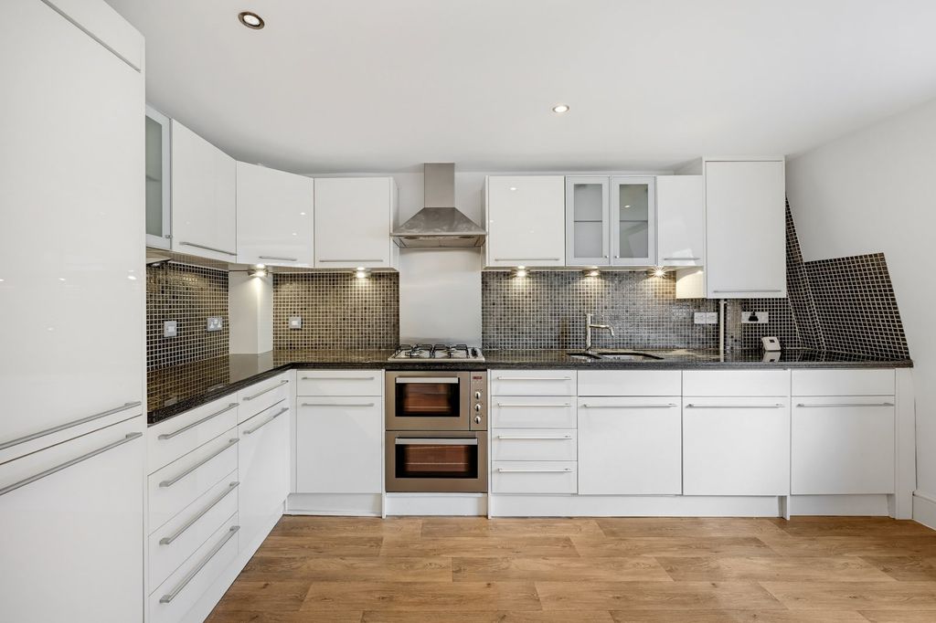 Property photo 3 of 18 Kitchen