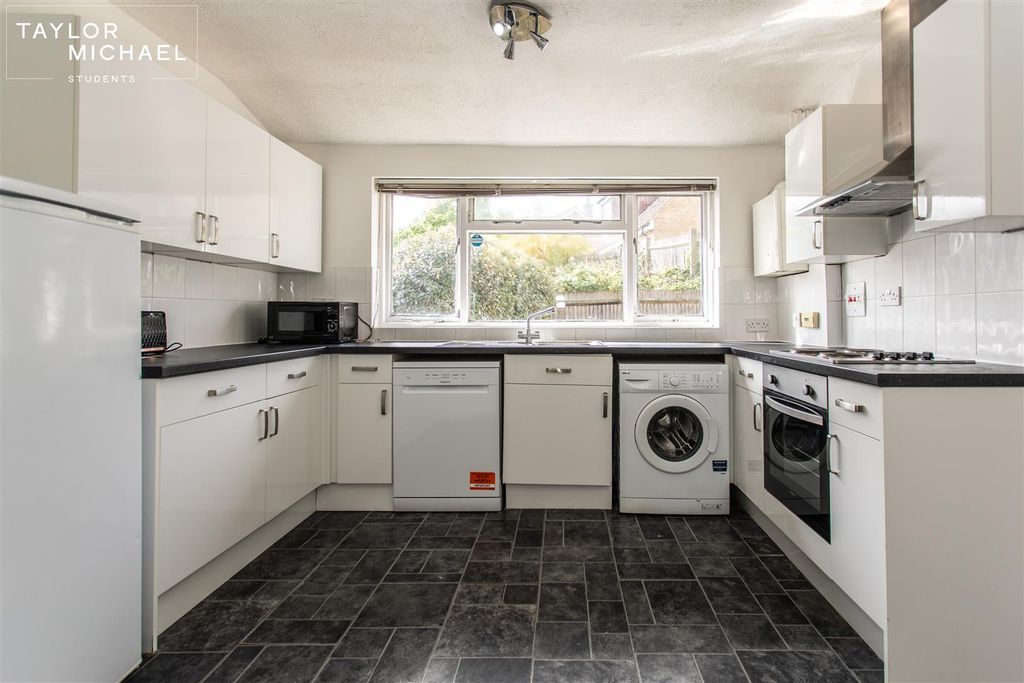 Property photo 2 of 25 Kitchen