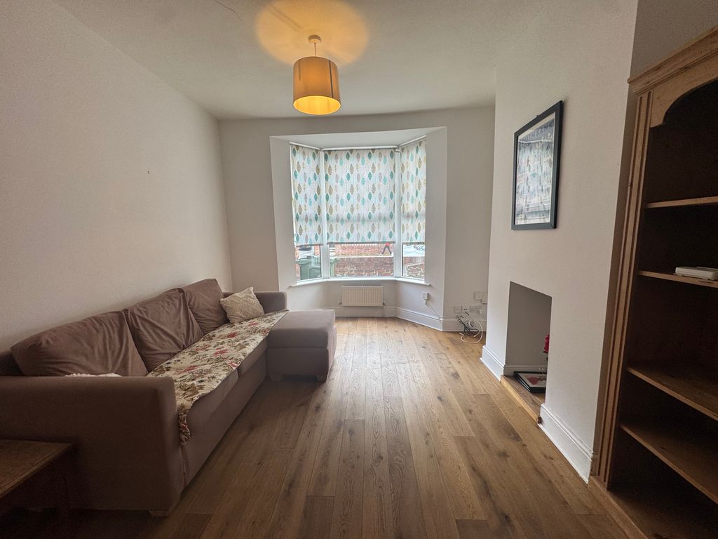 Property photo 3 of 9 3. Lounge