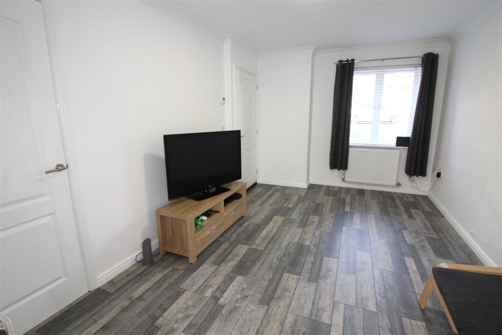 Property photo 3 of 23 Lounge
