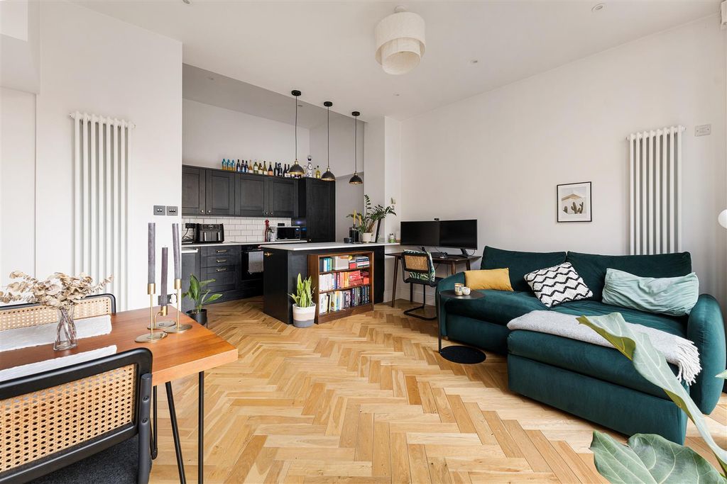 Property photo 2 of 25 Essex Road, N1