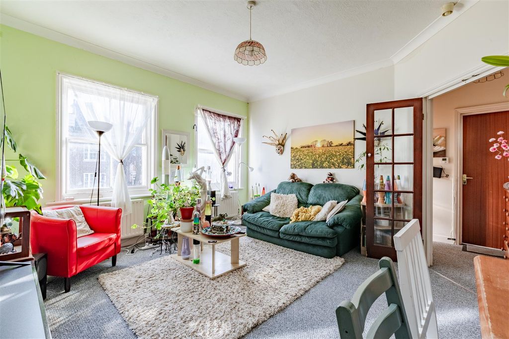 Property photo 3 of 28 F3 - Reception